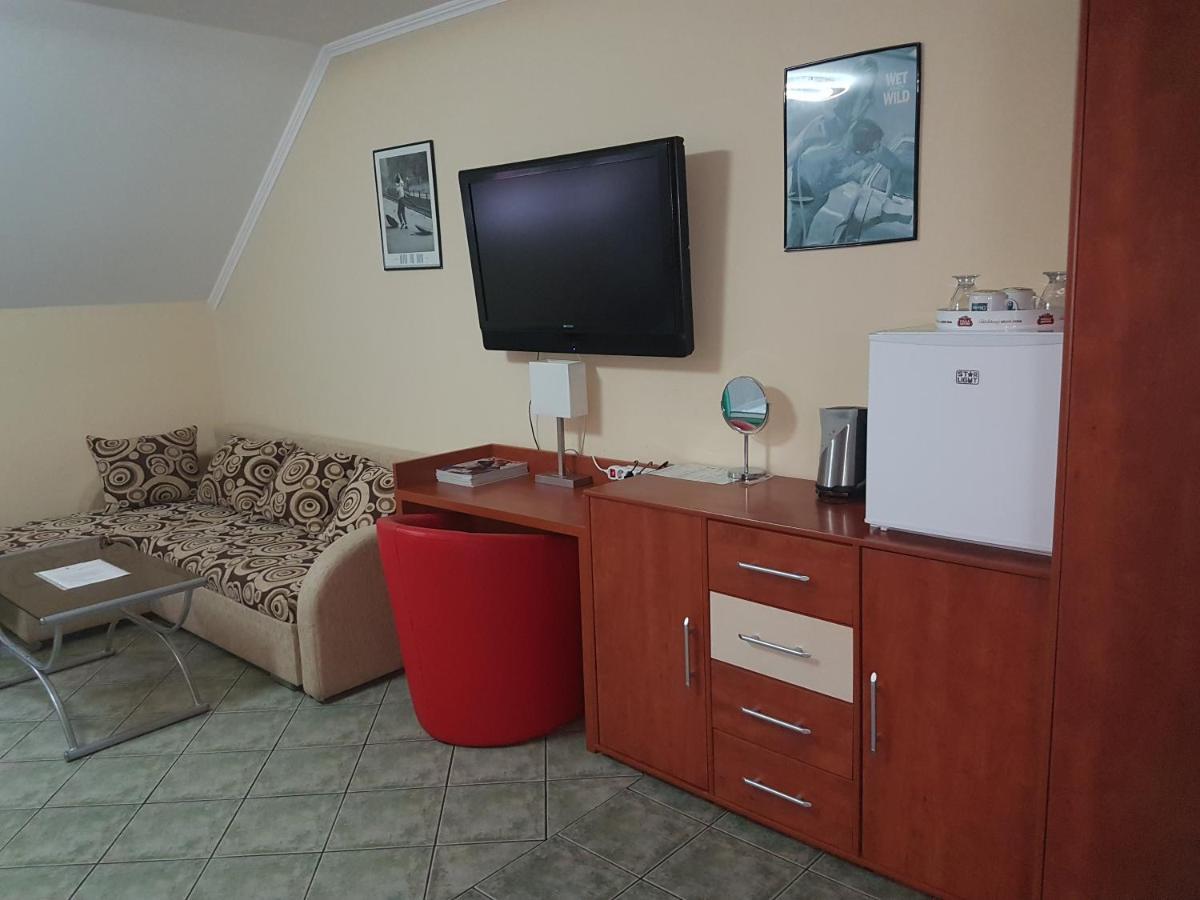 Club Haus 502 Kalocsa Bed & Breakfast ภายนอก รูปภาพ