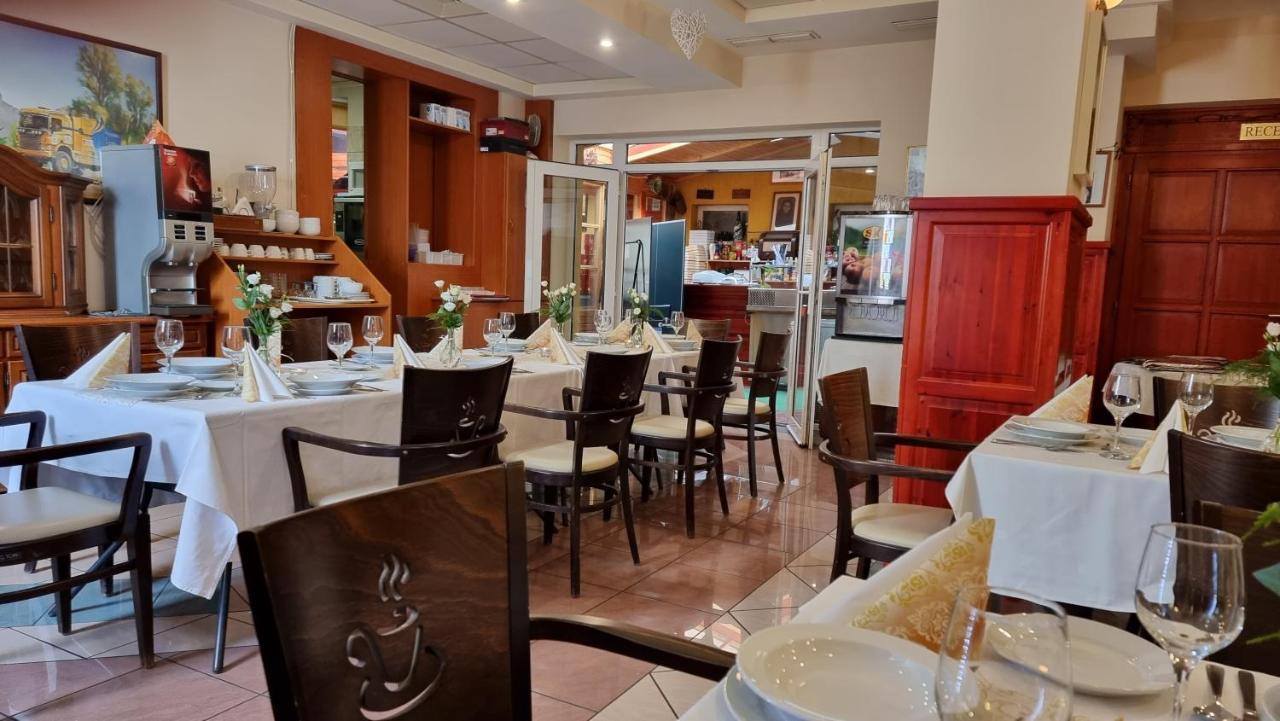 Club Haus 502 Kalocsa Bed & Breakfast ภายนอก รูปภาพ