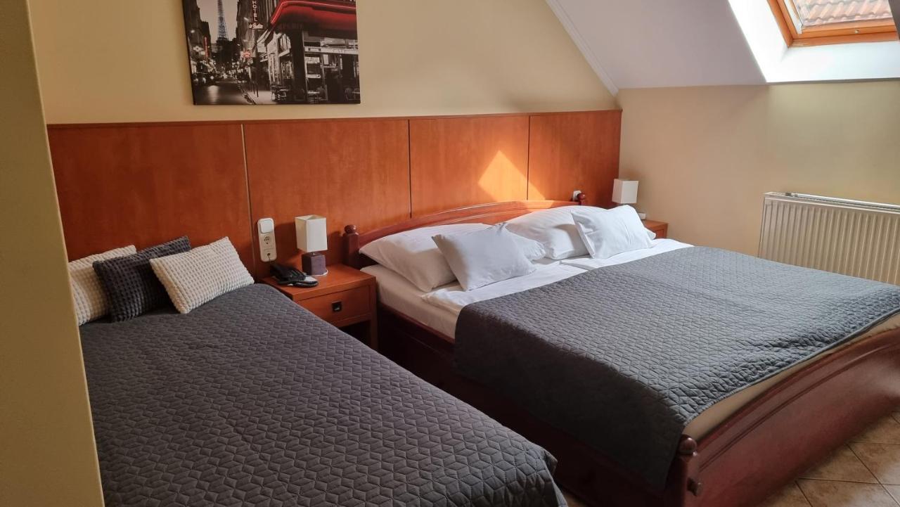 Club Haus 502 Kalocsa Bed & Breakfast ภายนอก รูปภาพ